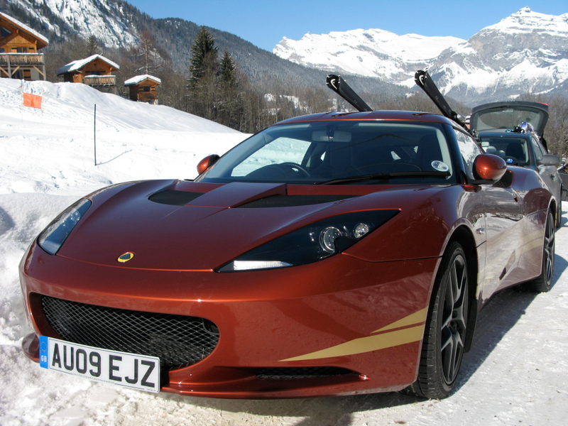 Illustration for article titled The Aston Martin DB5 and James Bond Are Killing Each Other